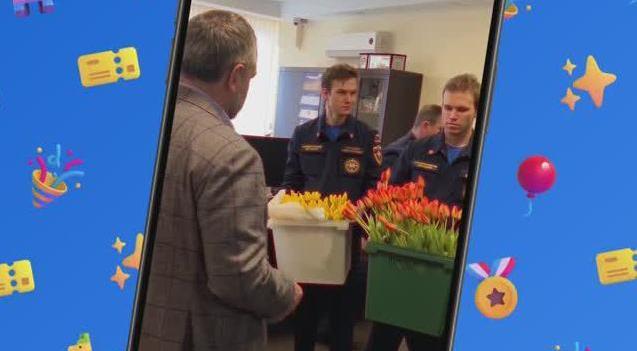 7 марта с раннего утрана входе всех дам встречали молодые люди с тюльпанами