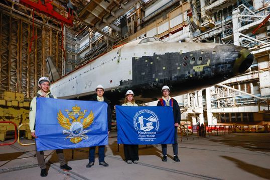 Делегация РТУ МИРЭА получила на Байконуре флаг с орбиты МКС