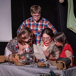 Интернациональный студенческий театр РТУ МИРЭА представил спектакль «Любовь и голуби»