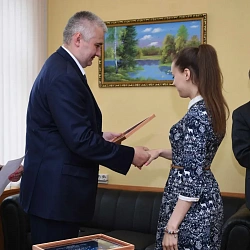 Ректор Университета Станислав Алексеевич Кудж вручил сертификаты о завершении обучения по программе «Современные личностные диагностические системы»