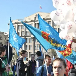1 мая студенты и преподаватели Московского технологического университета приняли участие в первомайской демонстрации на Красной площади