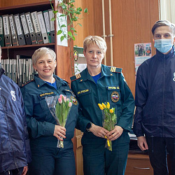Добровольцы ВСКС поздравили сотрудниц МЧС России с Международным женским днём