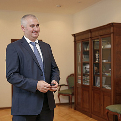 Ректор  университета вручил дипломы о профессиональной переподготовке