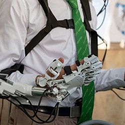 В РТУ МИРЭА состоялось первое в России дефиле человекоподобных роботов в костюмах инженерных специальностей