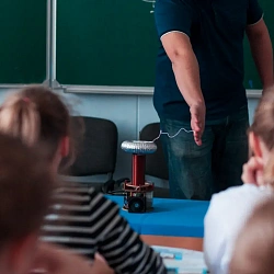 Профориентационная работа Университета в апреле: 7 тематических экскурсий для абитуриентов и 4 мероприятия для школьников
