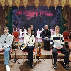 Кураторы-преподаватели ИТХТ имени М.В. Ломоносова посетили выставки «Путешествие по России» и «Регион 2030. Платформа будущего» со своими студентами