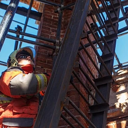 Студенты-спасатели приняли участие в работах по разбору аварийных конструкций колокольни Новодевичьего монастыря, образовавшихся в следствие пожара в минувшие выходные.