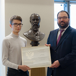 Первокурсники РТУ МИРЭА получили именные стипендии министра цифрового развития, связи и массовых коммуникаций Российской Федерации Максута Шадаева 