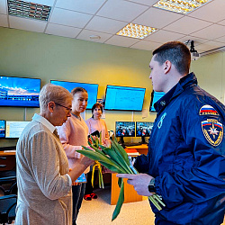Добровольцы Всероссийского студенческого корпуса спасателей поздравили женщин по всей стране с Международным женским днем