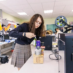 Ученица Детского технопарка «Альтаир» РТУ МИРЭА собрала собственную версию двигателя Стирлинга и завоевала престижные научные награды