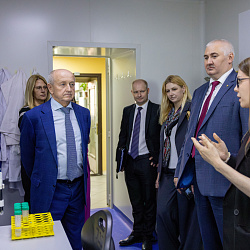 Делегация Минюста России вручила благодарности сотрудникам РТУ МИРЭА за вклад в организацию и проведение ПМЮФ-2025