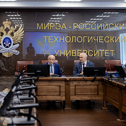 Делегация Минюста России вручила благодарности сотрудникам РТУ МИРЭА за вклад в организацию и проведение ПМЮФ-2025