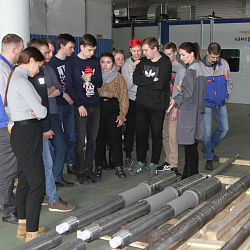 Студенты ФТИ посетили с экскурсией предприятие АО «Плакарт»