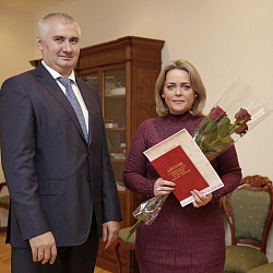 Ректор  университета вручил дипломы о профессиональной переподготовке