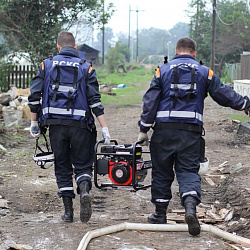 Добровольцы ВСКС продолжают бороться с последствиями наводнения в Иркутской области