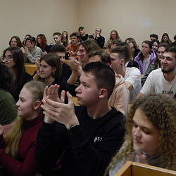 В Институте кибербезопасности и цифровых технологий прошёл мастер-класс по разработке AR-игры «Запомни Цвет»