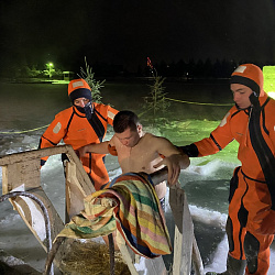 Студенты-спасатели ВСКС обеспечивали безопасность жителей в Крещенскую ночь