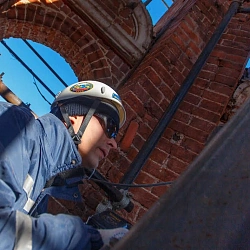 Студенты-спасатели приняли участие в работах по разбору аварийных конструкций колокольни Новодевичьего монастыря, образовавшихся в следствие пожара в минувшие выходные.