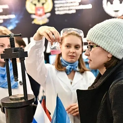 Министр образования и науки Российской Федерации Ольга Юрьевна Васильева посетила стенд Московского технологического университета на Фестивале науки NAUKA0+