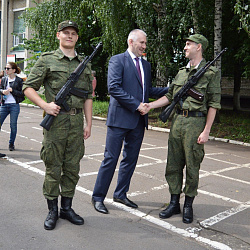 Студенты, проходящие учебные сборы в Тамбове, приняли военную присягу в присутствии ректора университета