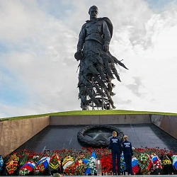 Добровольцы ЦСО ВСКС почтили память советских солдат у подножия Ржевского мемориального комплекса