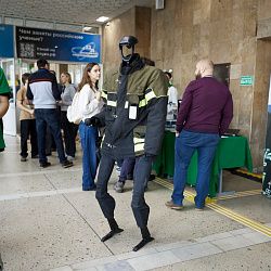 В РТУ МИРЭА состоялось первое в России дефиле человекоподобных роботов в костюмах инженерных специальностей