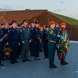 Добровольцы ЦСО ВСКС почтили память советских солдат у подножия Ржевского мемориального комплекса