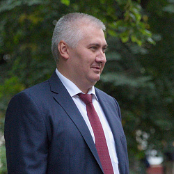 Ректор посадил дерево знаний вместе с первокурсниками 