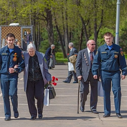  Студенты-спасатели молодежного крыла РОССОЮЗСПАСа МИРЭА сопровождали почётных гостей – ветеранов на финальном турнире по футболу на Кубок Совета Федерации «Салют, Победа!»