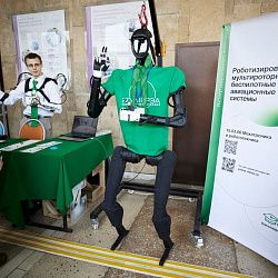 В РТУ МИРЭА состоялось первое в России дефиле человекоподобных роботов в костюмах инженерных специальностей