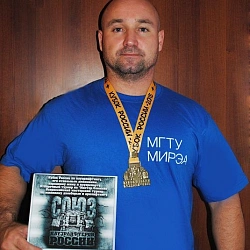 Директор Физкультурно-оздоровительного комплекса Университета Пряхин Станислав Викторович занял 1-е место в Кубке России по становой тяге.