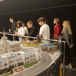 Институт кибербезопасности и цифровых технологий организовал экскурсию студентов в самый масштабный музей-диораму России «Царь Макет»