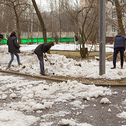Волонтеры Дома студента оказали помощь в уборке территории реабилитационного центра для детей с инвалидностью