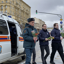 Добровольцы ВСКС поздравили сотрудниц МЧС России с Международным женским днём