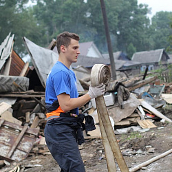 Добровольцы ВСКС продолжают бороться с последствиями наводнения в Иркутской области