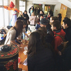 Сотрудники и студенты университета приняли участие в праздновании Масленицы
