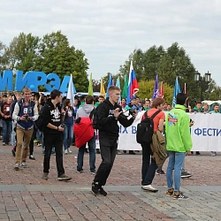 Первокурсники Московского технологического университета приняли участие в Параде российского студенчества на Поклонной горе