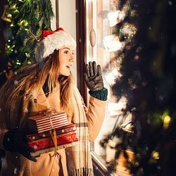 Эксперт РТУ МИРЭА предупредил о схеме с фальшивыми новогодними курьерами