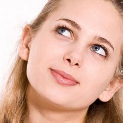 Специалист РТУ МИРЭА: как отличить оригинальные духи от подделки