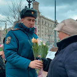 Добровольцы ВСКС поздравили сотрудниц МЧС России с Международным женским днём