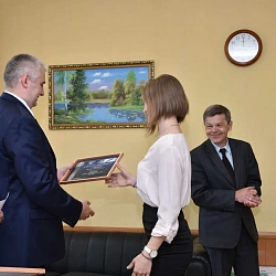 Ректор Университета Станислав Алексеевич Кудж вручил сертификаты о завершении обучения по программе «Современные личностные диагностические системы»