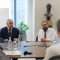 Первокурсники РТУ МИРЭА получили именные стипендии министра цифрового развития, связи и массовых коммуникаций Российской Федерации Максута Шадаева 