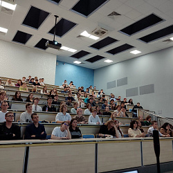 Первокурсники ИТХТ имени М.В. Ломоносова познакомились с возможностями студенческой науки и программой элитной подготовки