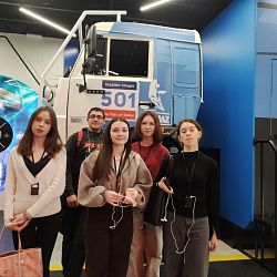 Кураторы-преподаватели ИТХТ имени М.В. Ломоносова посетили выставки «Путешествие по России» и «Регион 2030. Платформа будущего» со своими студентами