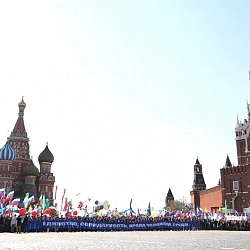 1 мая студенты и преподаватели Московского технологического университета приняли участие в первомайской демонстрации на Красной площади