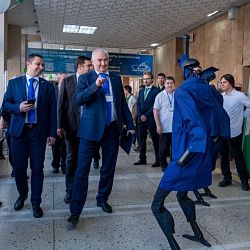 В РТУ МИРЭА состоялось первое в России дефиле человекоподобных роботов в костюмах инженерных специальностей