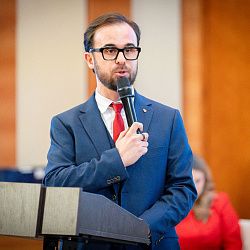 Преподаватель Института информационных технологий одержал победу в дебатах на заседании Молодёжного парламента 