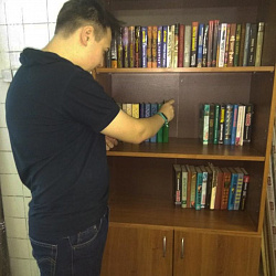 В Доме студента на Нарвской установлены шкафы с книгами