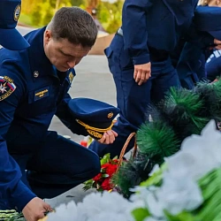 Добровольцы ЦСО ВСКС почтили память советских солдат у подножия Ржевского мемориального комплекса