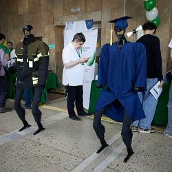 В РТУ МИРЭА состоялось первое в России дефиле человекоподобных роботов в костюмах инженерных специальностей